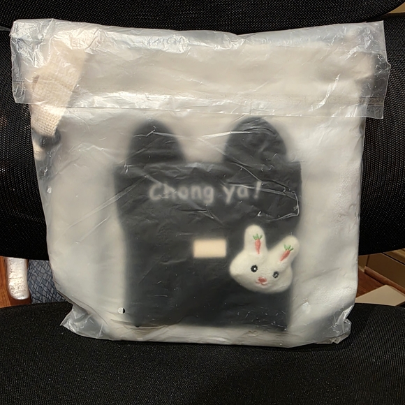 Brand New White Canvas Drawstring Crossbody Bag with Black Accent - Picture 2 of 2